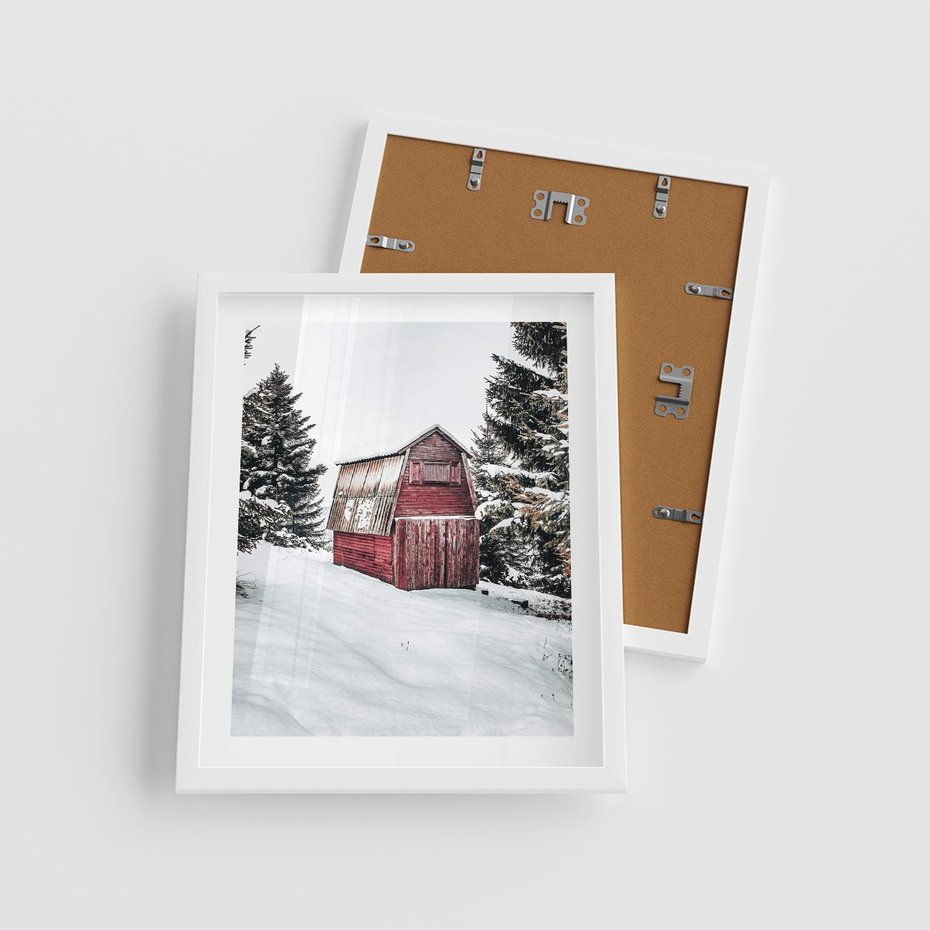 Plakat w ramie 40x50 - Domek w Śnieżnych Górach - domek, góry - rama biała