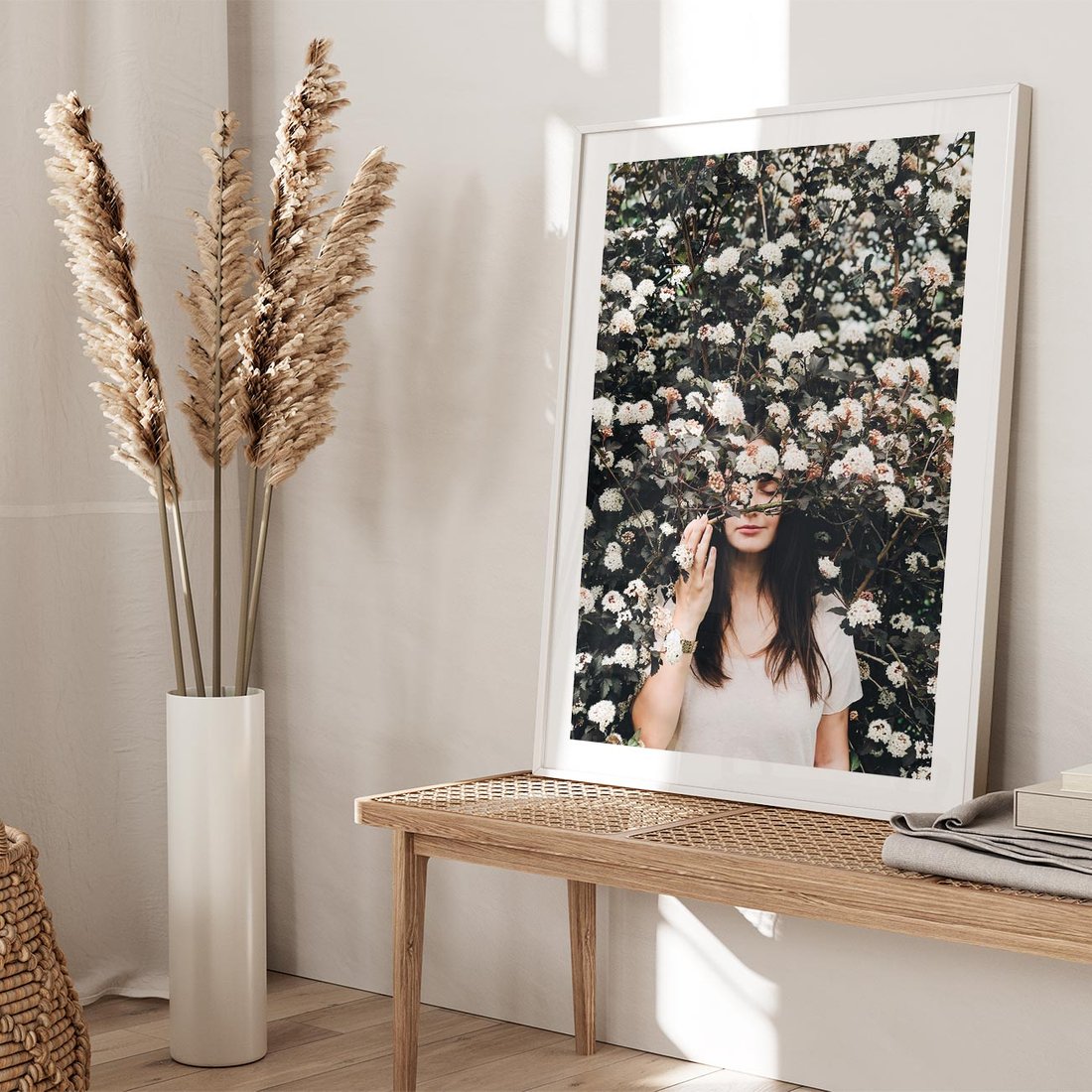 Plakat bez ramy 21x30 - Kobieta w Krzewie Kwiatów - krzak z kwiatami, schowana za nim kobieta