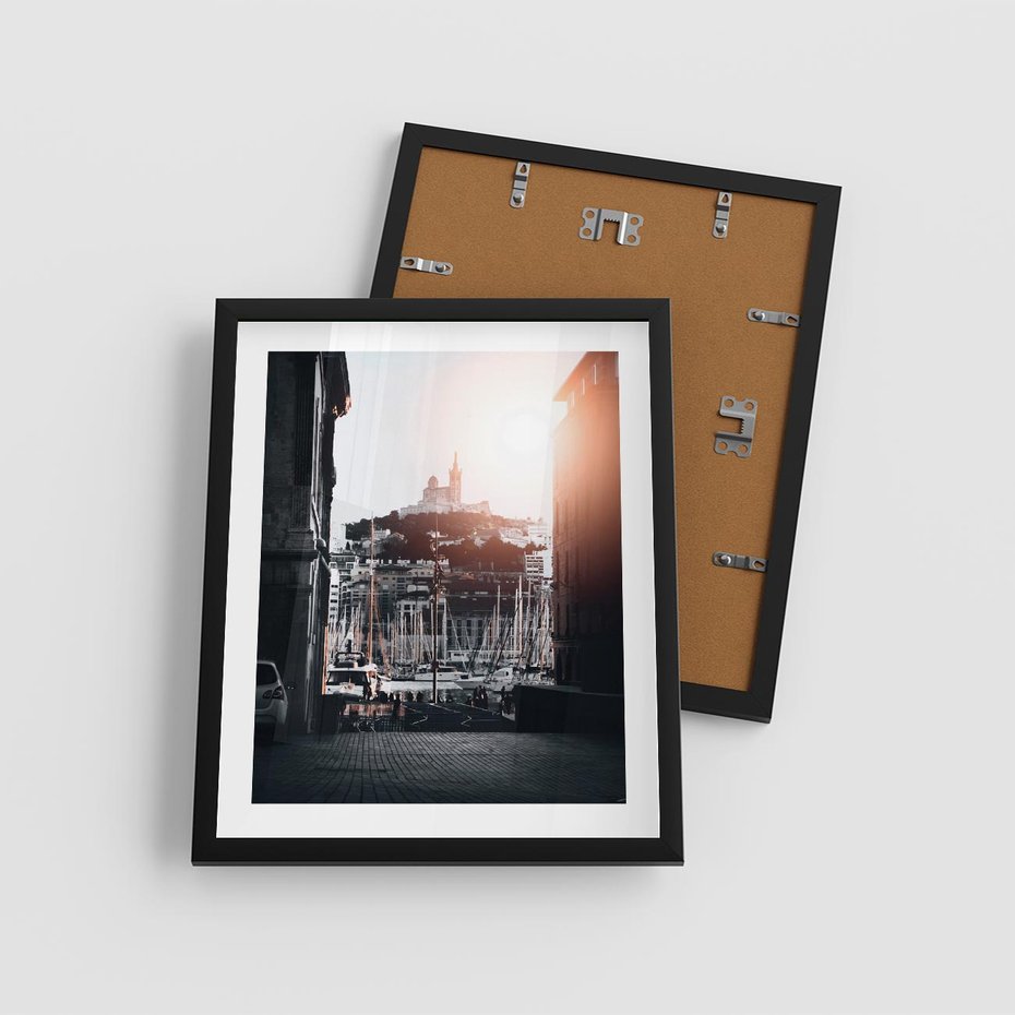 Plakat w ramie 40x50 - Światło Portowe - czarno białe zdjecie, uliczka w nadmorskim mieście - rama czarna