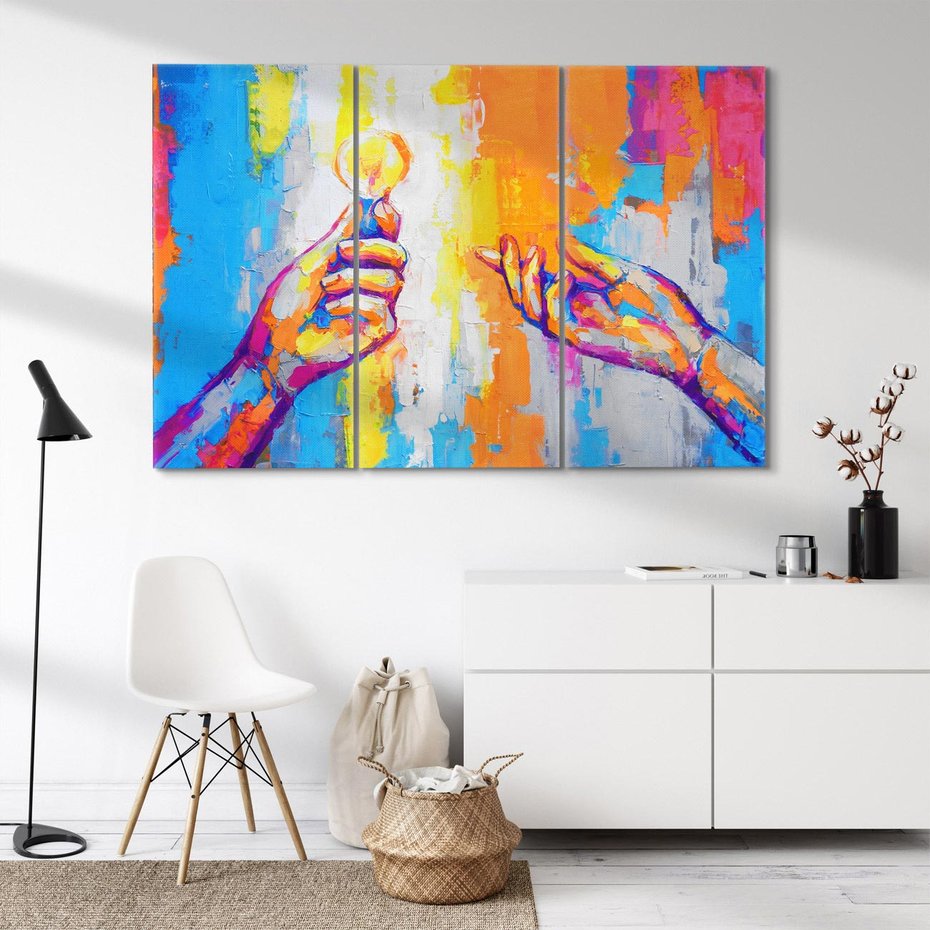 Obraz na płótnie 120x80 - Refrakcje wewnętrznego światła - abstrakcyjne dzieło, dłoń trzyma żarówkę