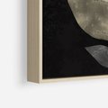 Obraz w ramie 50x70 - Nocne Uniesienia - abstrakcyjny kwiat, mroczna atmosfera - rama drewno