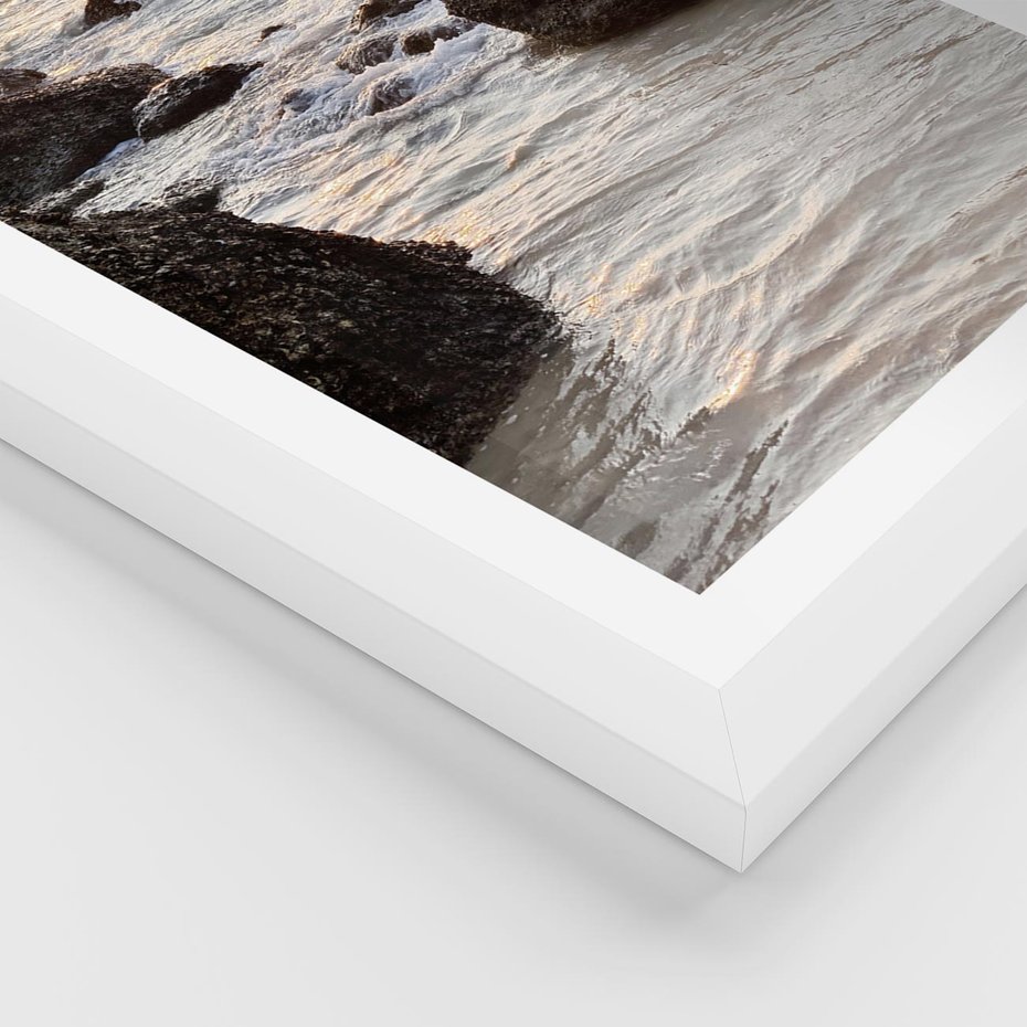 Plakat w ramie 50x70 - Dramatyczna Sceneria: Morze i Skały nad Brzegiem - fale, morze - rama biała