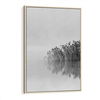 Obraz w ramie 80x120 - Mglisty Brzeg Jeziora - czarno białe zdjęcie, zamglone jezioro - rama drewno