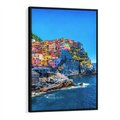 Obraz w ramie 70x100 - Barwne Wybrzeże - nadmorskie miasto na klifie, kolorowe tęczowe budynki - rama czarna