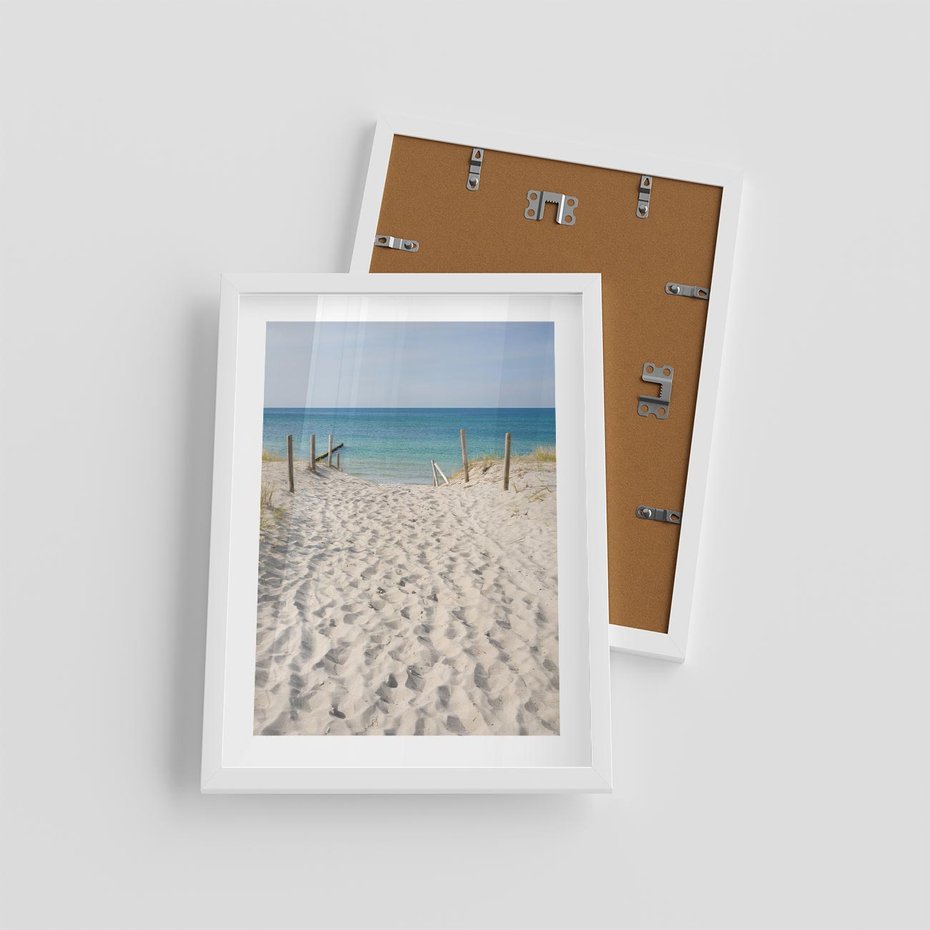Plakat w ramie 30x40 - Harmonia plażowego morza - plaża, morze - rama biała