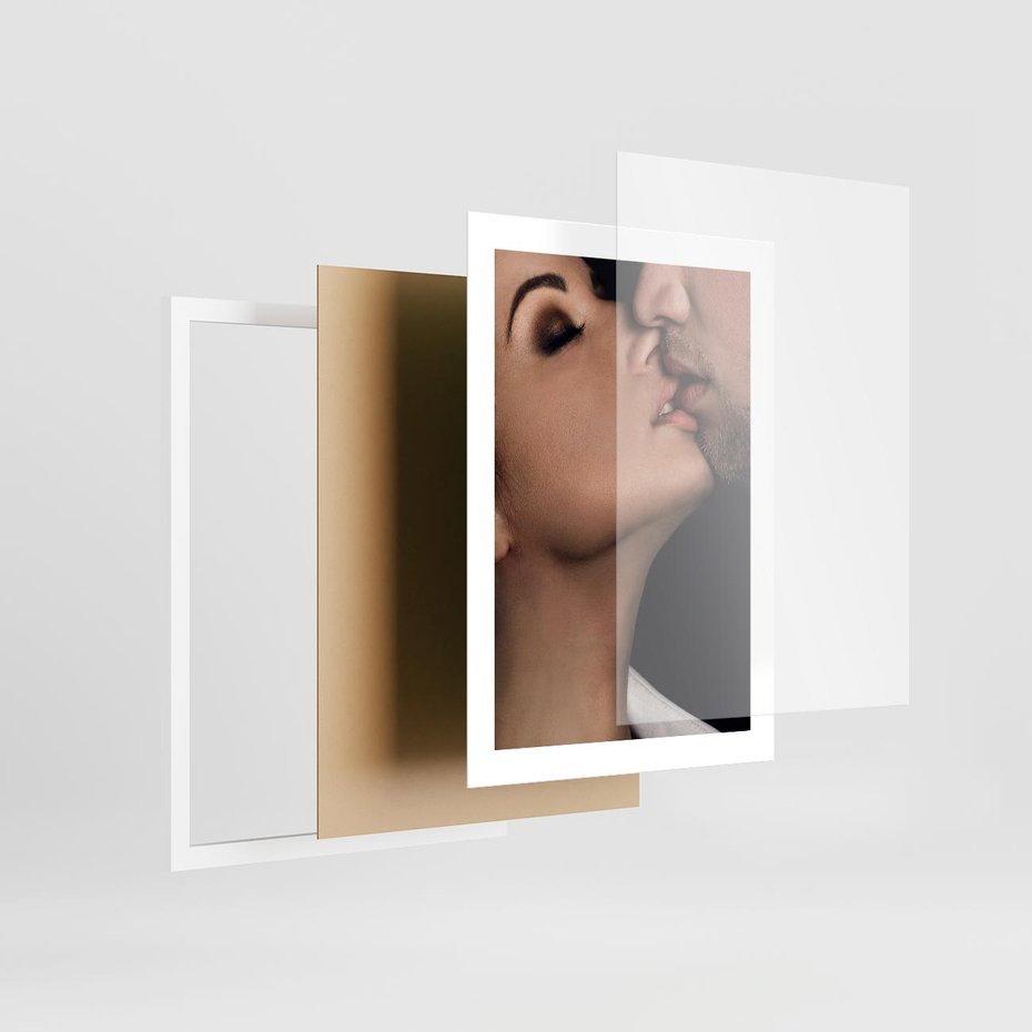 Plakat w ramie 30x40 - Miłosne Uczucia - kobieta, pocałunek - rama biała