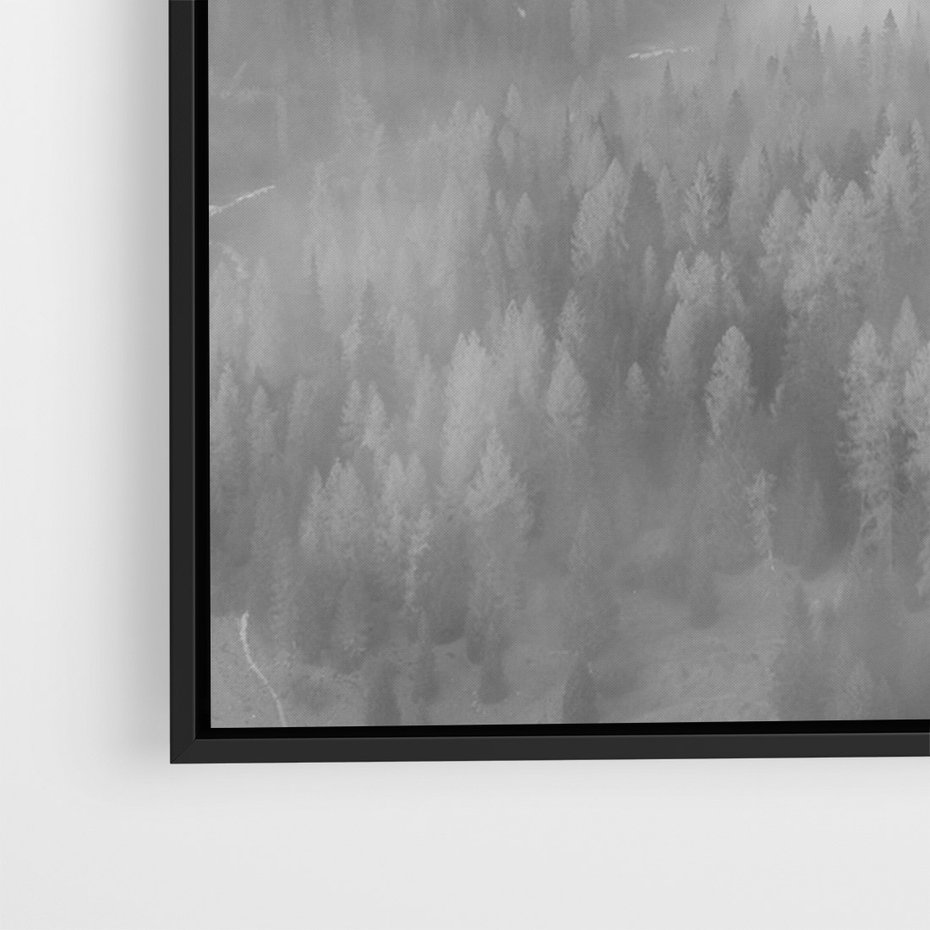 Obraz w ramie 70x100 - Szare Góry - zamglony krajobraz, las - rama czarna