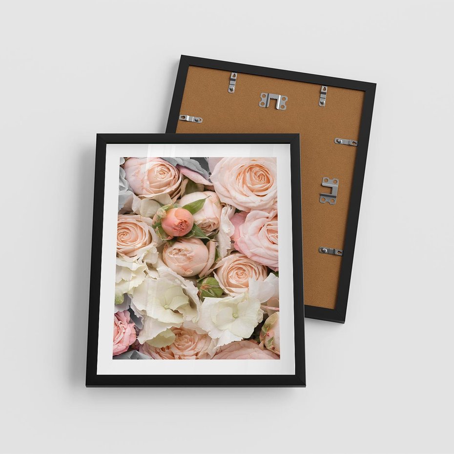 Plakat w ramie 40x50 - Kwiatowy Rarytas: Róże w Herbacianym Zbliżeniu - kwiaty, herbaciane - rama czarna