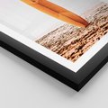 Plakat w ramie 30x40 - Deska w Piasku: Gotowa na Fale - plaża, pomarańczowa deska surfingowa wbita w piasek - rama czarna