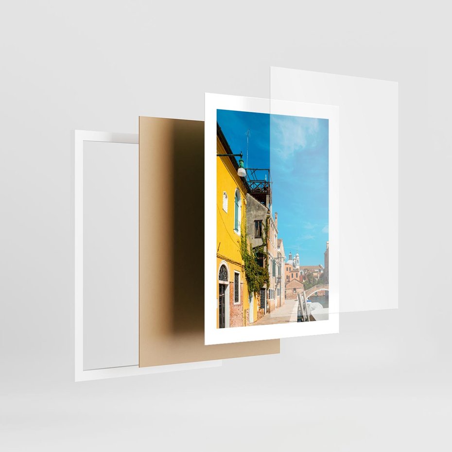 Plakat w ramie 30x40 - Przechadzka w Sercu Miasta - uliczka, perspektywa - rama biała