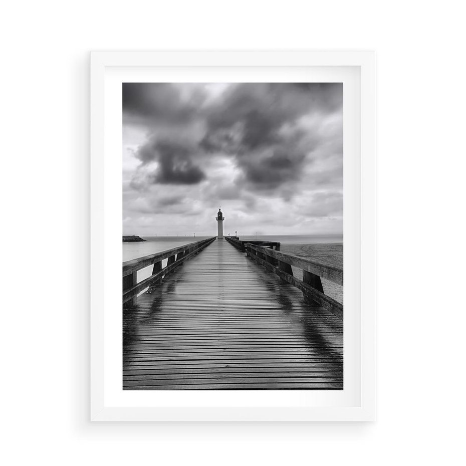 Plakat w ramie 50x70 - Romantyczny pomost z latarnią - pomost, latarnia - rama biała