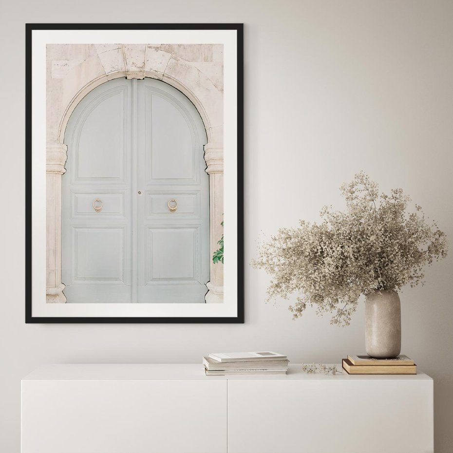 Plakat w ramie 30x40 - Błękitne Drzwi Kamienicy: Urok Historii - stare piękne drzwi do kamienicy, błękitne drzwi - rama czarna