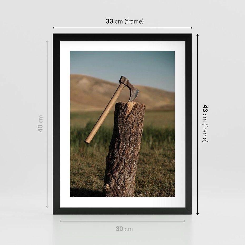 Plakat w ramie 30x40 - Lasowa siła w drewnie - las, siekiera - rama czarna