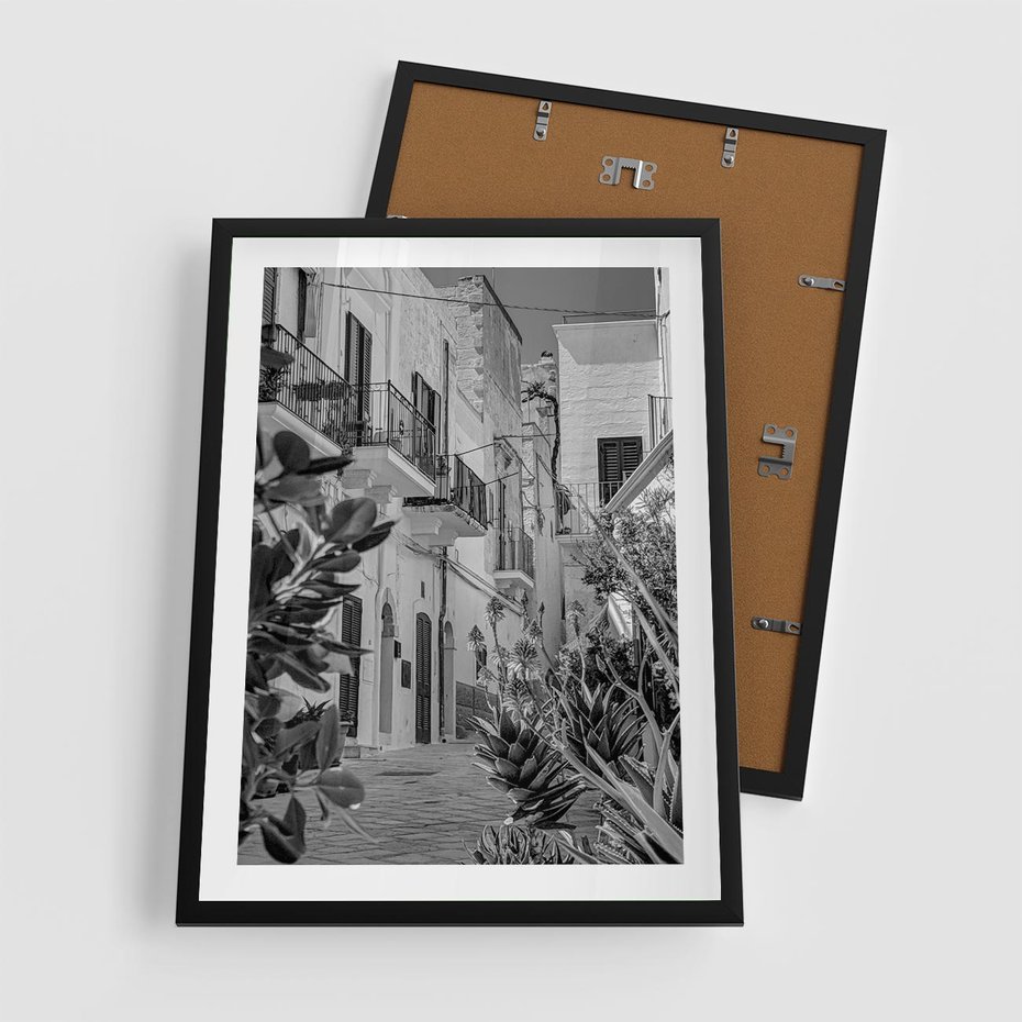 Plakat w ramie 50x70 - Nadmorska Uliczka - czarno białe zdjecie, uliczka w nadmorskim mieście - rama czarna