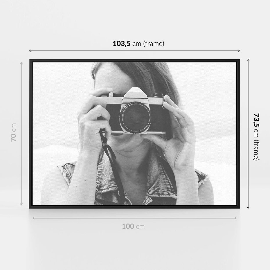 Obraz w ramie 100x70 - Zrób mi Zdjęcie - fotografia, kobieta z aparatem - rama czarna