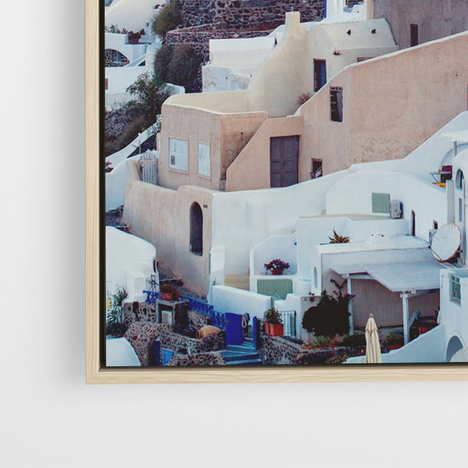Obraz w ramie 80x120 - Biel ponad Błękitem - Santorini, białe budynki - rama drewno