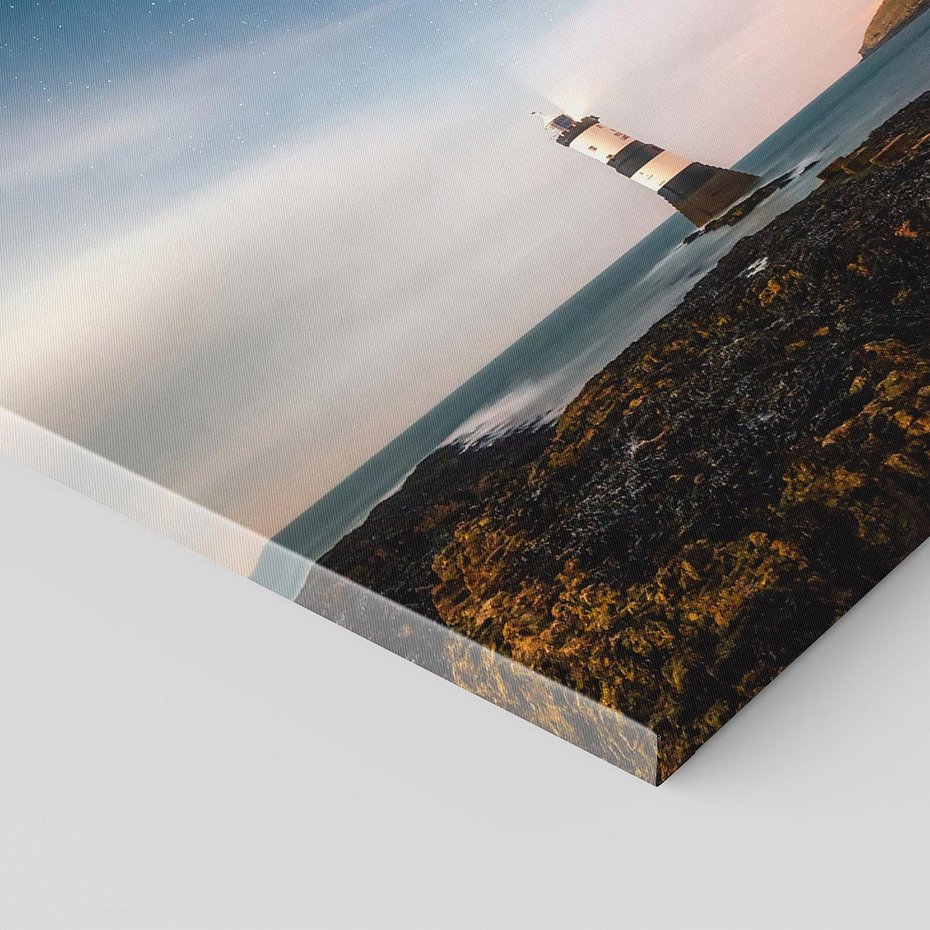 Obraz na płótnie 60x60 - Zachód słońca nad morzem: Magia plażowej scenerii - latarnia morska, morze