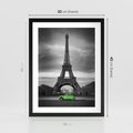 Plakat w ramie 30x40 - Paryskie Romantyczne Spotkanie - Eiffla, samochód - rama czarna