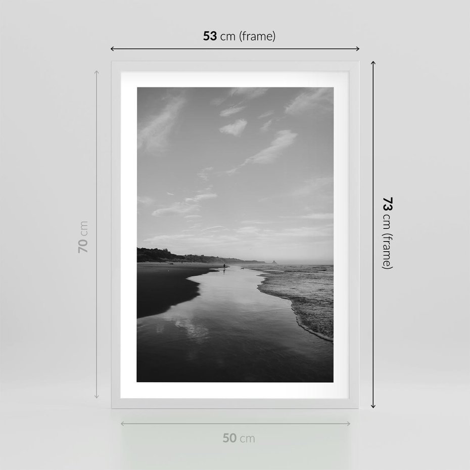 Plakat w ramie 50x70 - Nadmorska Melodia - czarno białe zdjęcie, plaża - rama biała