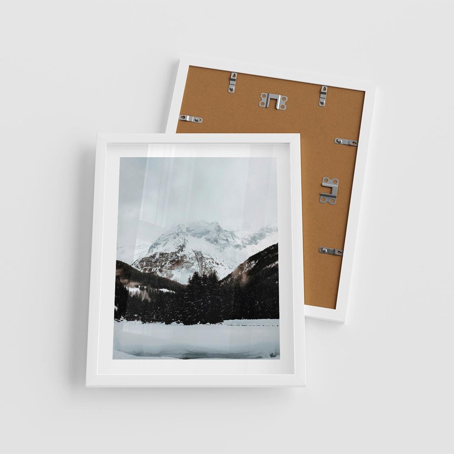 Plakat w ramie 40x50 - W Cieniu Śnieżnych Szczytów - górski krajobraz, zima - rama biała
