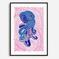 Obraz w ramie 70x100 - Rozkwitające marzenia - abstrakcyjna kompozycja, niebieska ośmiornica wśród różowej roślinnośći - rama czarna