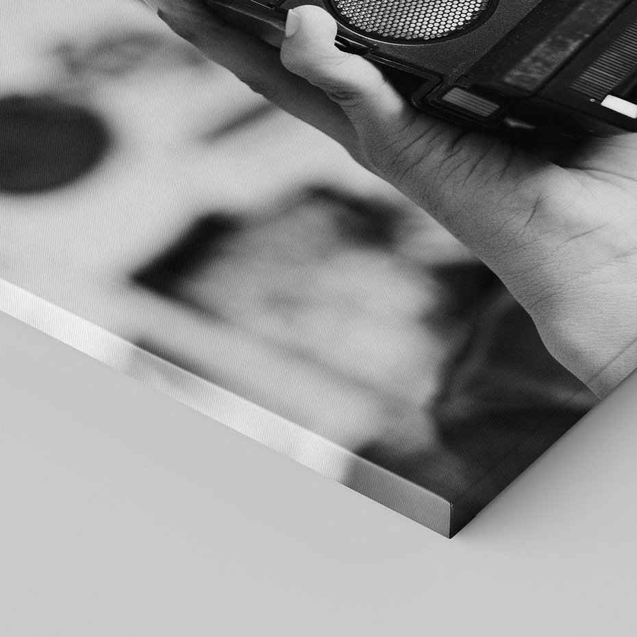 Obraz na płótnie 100x70 - Mężczyzna za Aparatem - czarno białe zdjęcie, portret