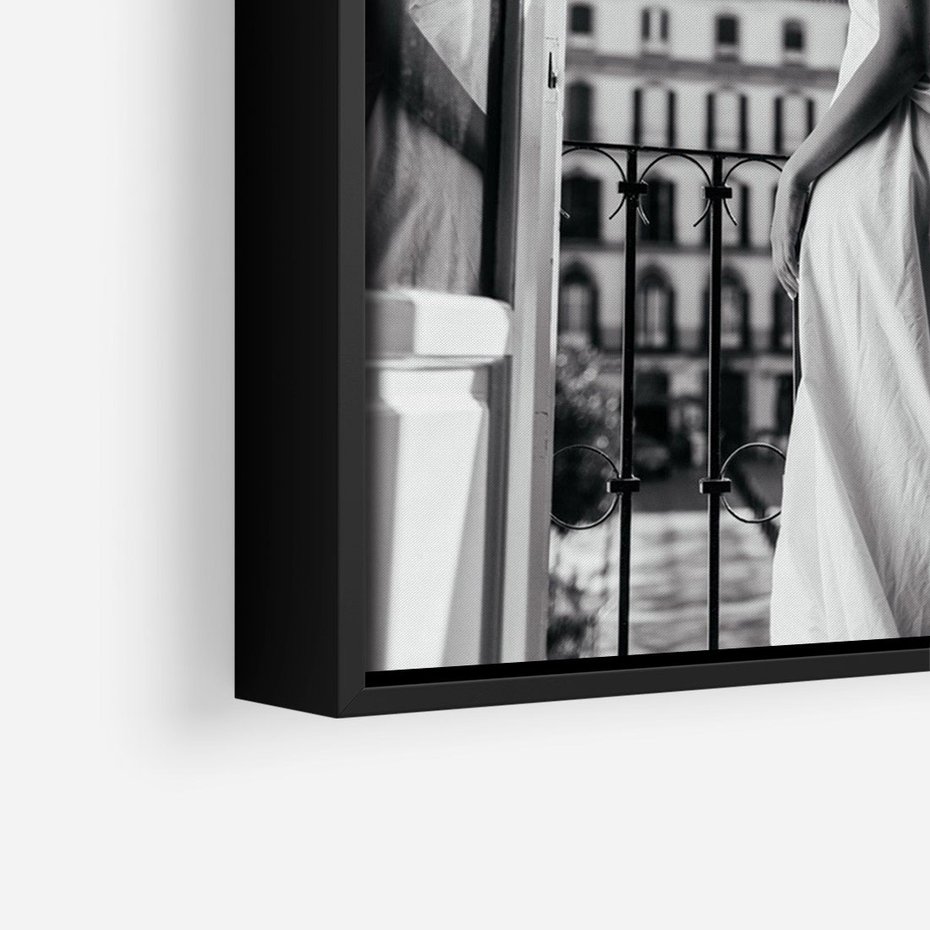 Obraz w ramie 70x100 - Poranki w Paryżu - czarno białe zdjęcie, kobieta w prześcieradle na balkonie - rama czarna