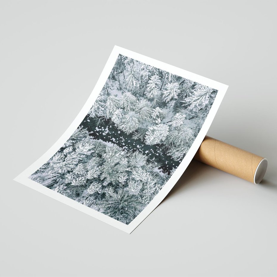 Plakat bez ramy 21x30 - Zimowy Krajobraz z Góry - zdjęcie z góry, zaśnieżony las i zamarznięty strumyk
