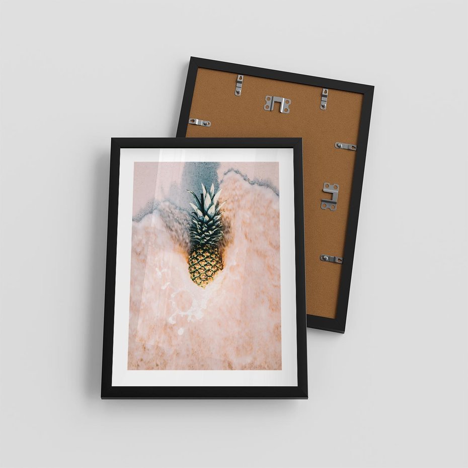 Plakat w ramie 30x40 - Egzotyczna Plaża - ananas, na plaży - rama czarna