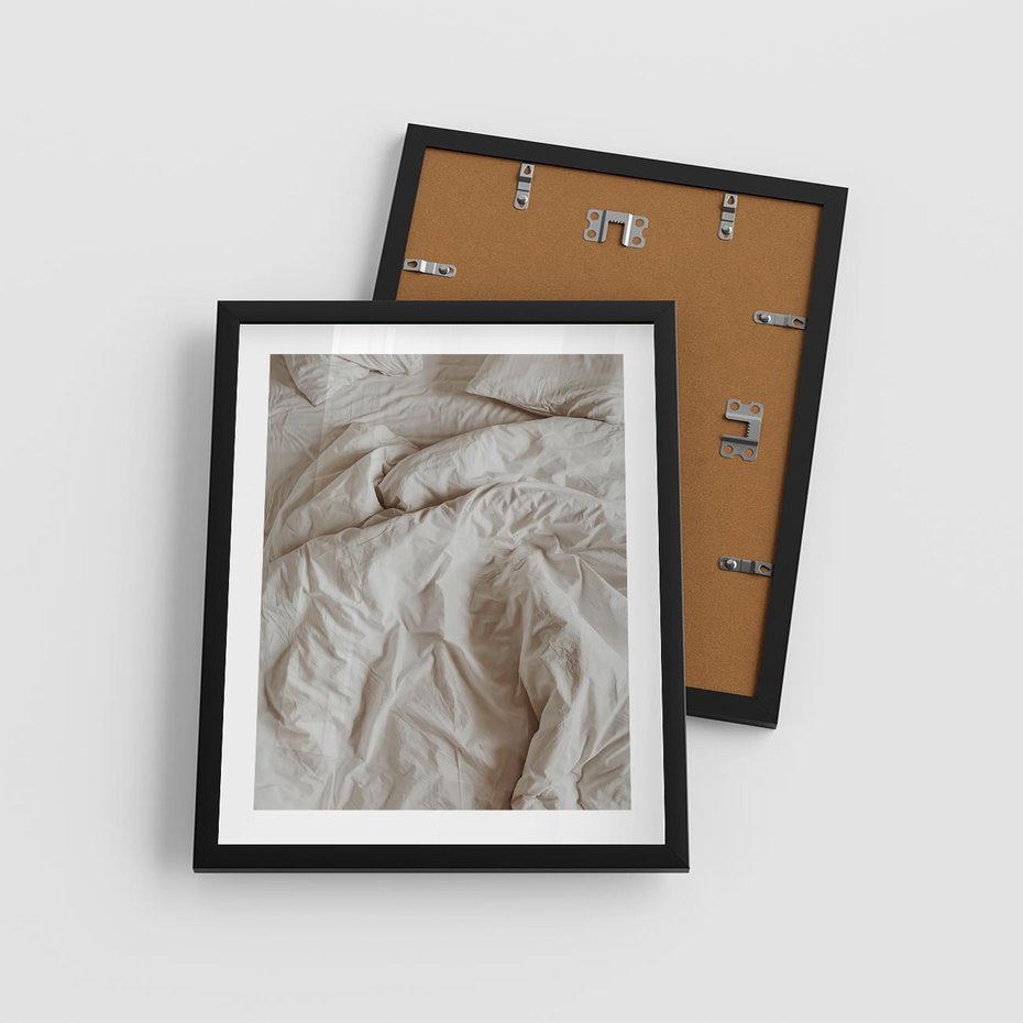Plakat w ramie 40x50 - Spokojna Noc - biała pościel, zdjęcie do sypialni - rama czarna