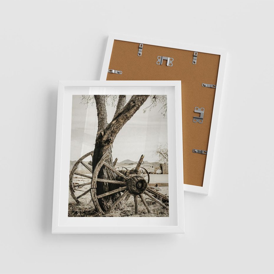Plakat w ramie 40x50 - Rustykalna Tradycja - koło starego wozu, rustykalny styl - rama biała