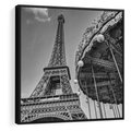 Obraz w ramie 50x50 - Zabawa w Paryżu - czarno białe zdjecie, wieża eiffla - rama czarna