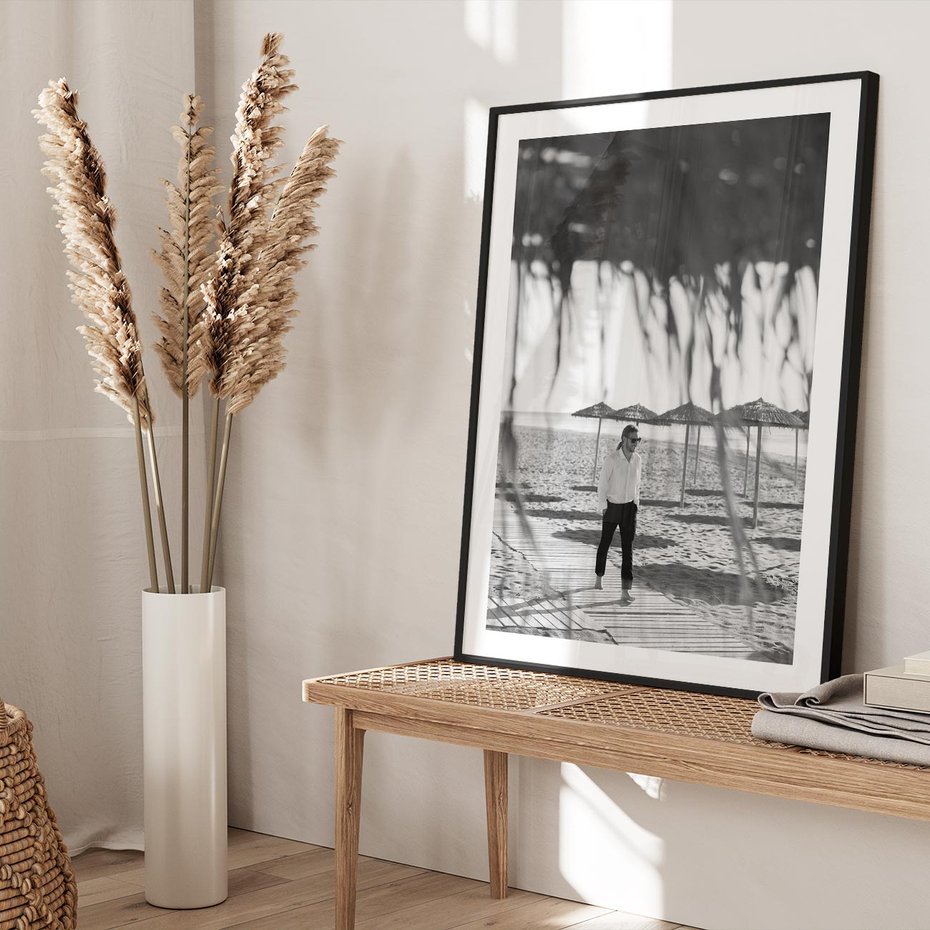 Plakat bez ramy 40x50 - Wakacyjny Spacer - czarno białe zdjecie, plaża