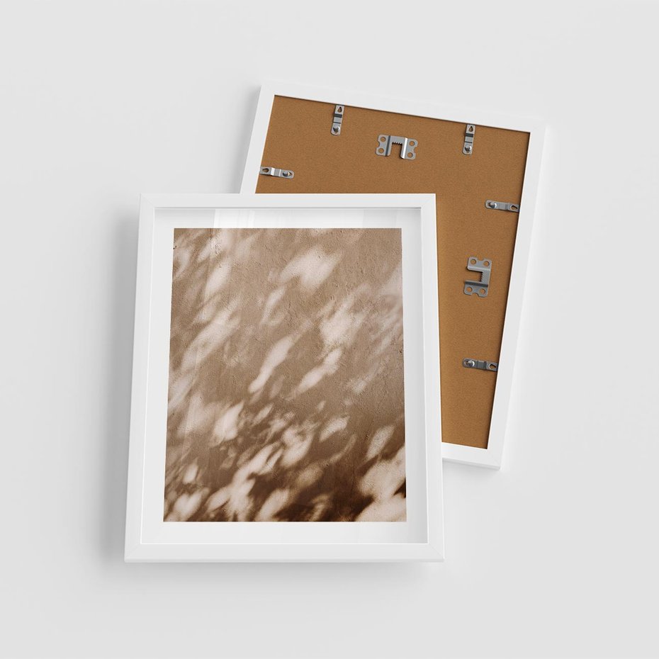Plakat w ramie 40x50 - Abstrakcyjna Kompozycja: Cień na Ścianie - cień na ścianie, beżowe kolory - rama biała
