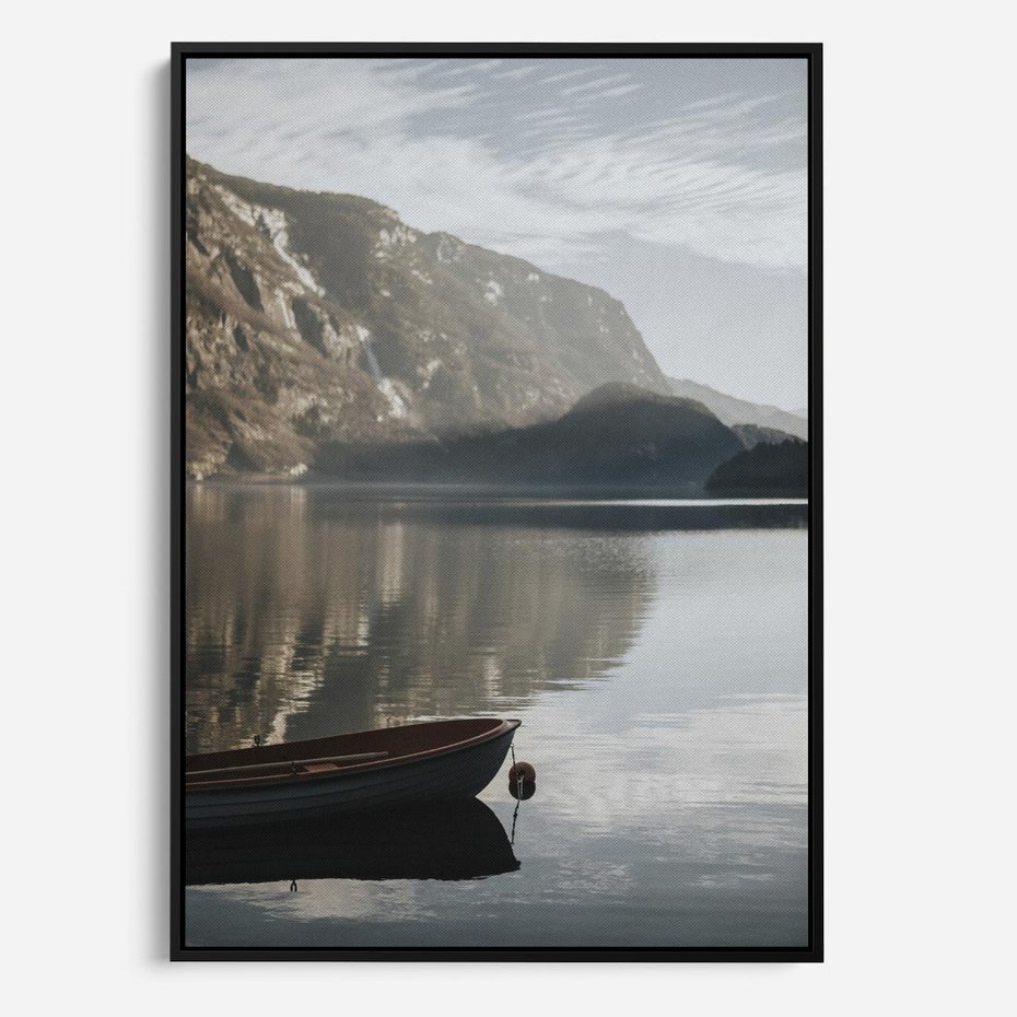 Obraz w ramie 50x70 - Refleksje Natury - morze, łódka - rama czarna