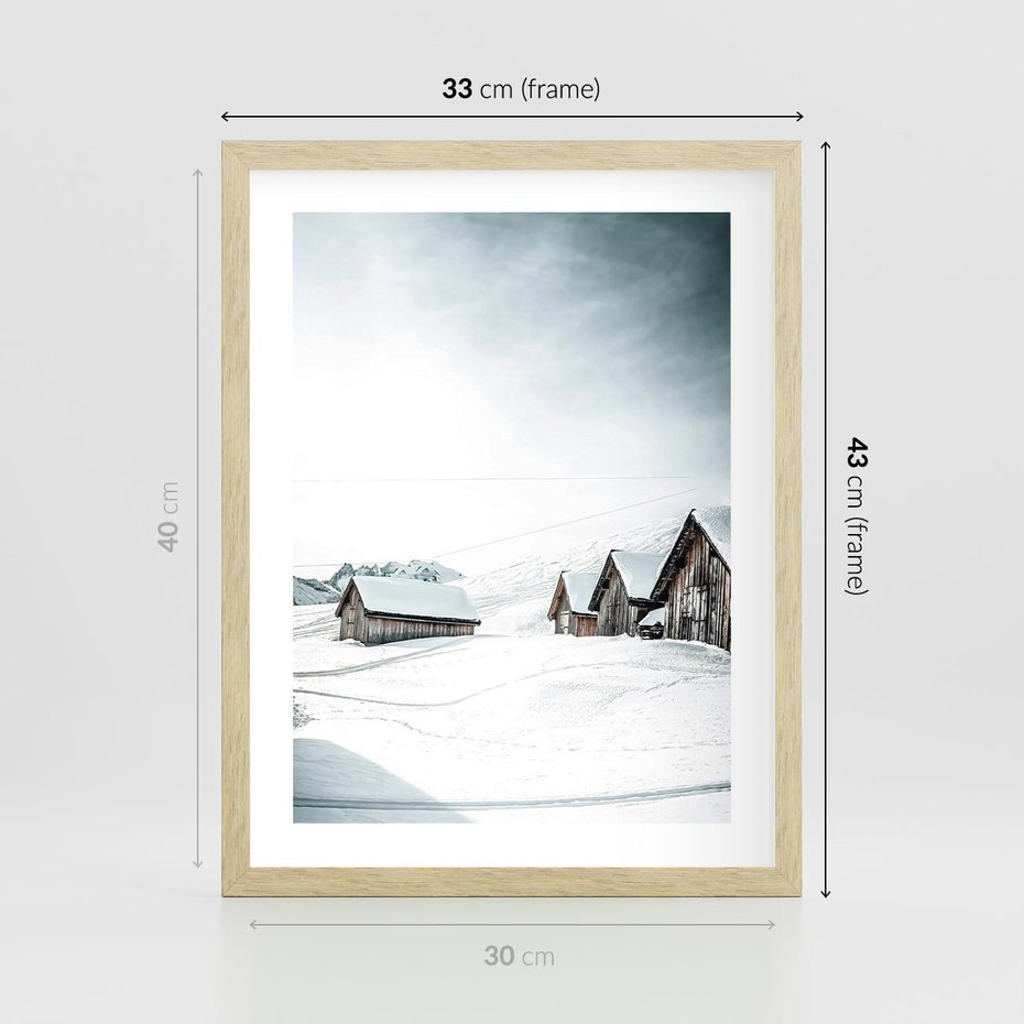 Plakat w ramie 30x40 - Zima w Domkach: Urok Śnieżnej Scenerii - domki w śnieżnym krajobrazie - rama drewno