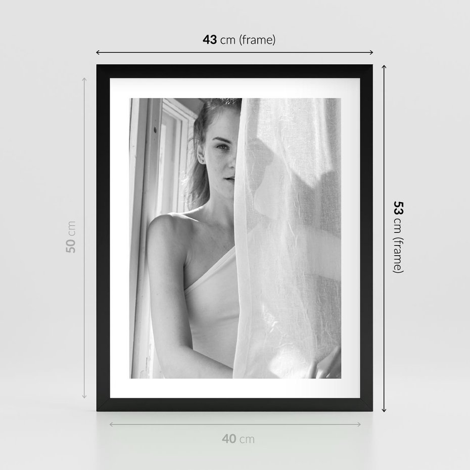 Plakat w ramie 40x50 - Za Firanką - czarno białe zdjecie, piękny portret eterycznej kobiety - rama czarna