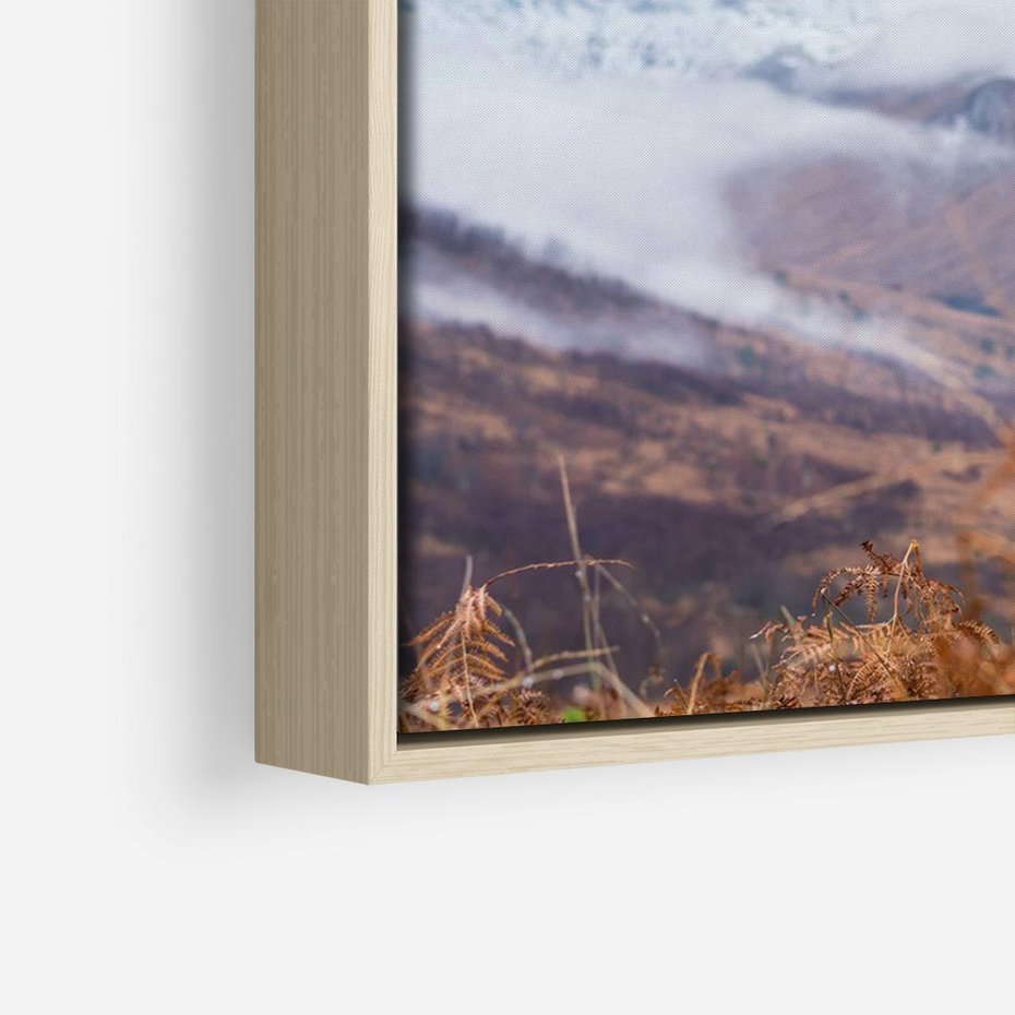 Obraz w ramie 120x80 - Jeleń w Uśpionym Krajobrazie - jeleń na tle gór, ośnieżone góry - rama drewno