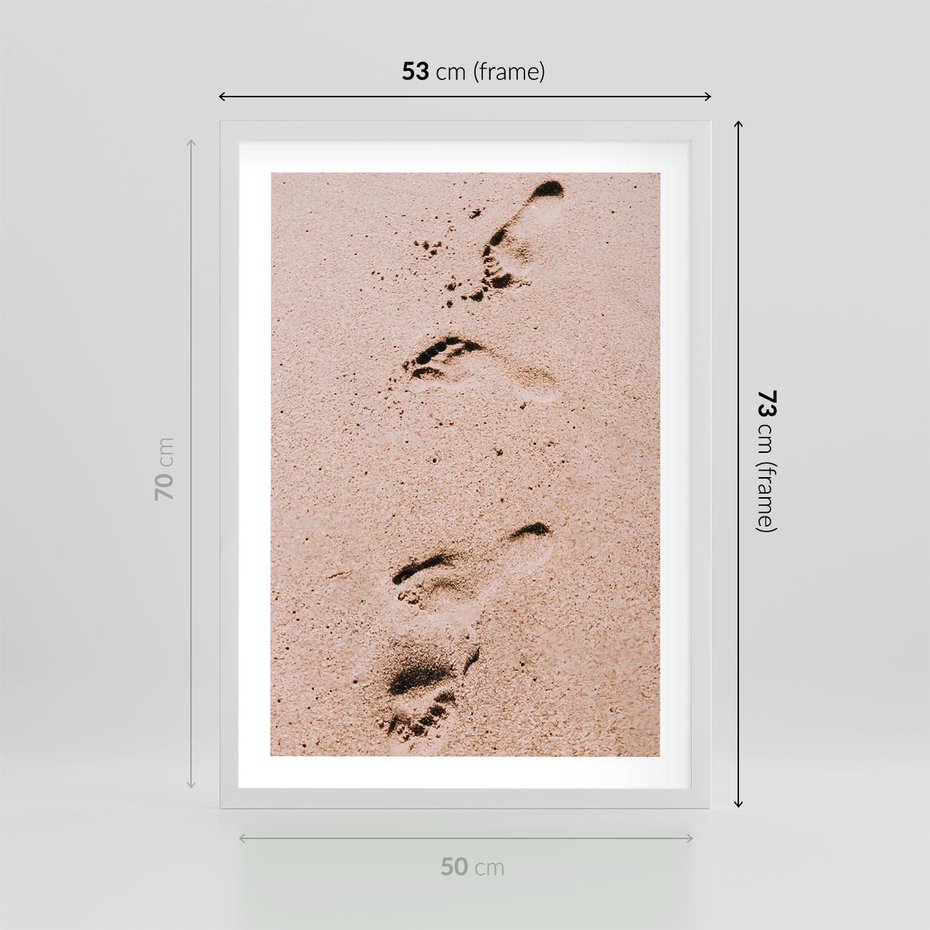 Plakat w ramie 50x70 - Ślady na Piasku - piasek, plaża - rama biała