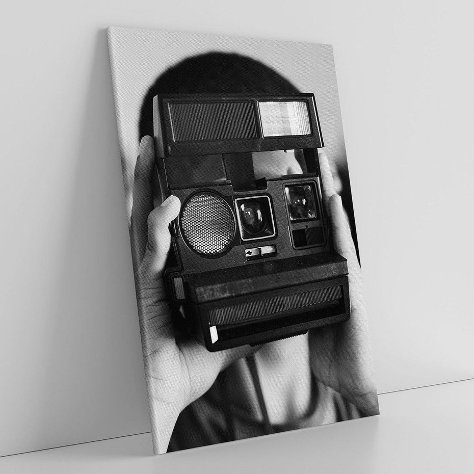 Obraz na płótnie 80x120 - Mężczyzna za Aparatem - czarno białe zdjęcie, portret