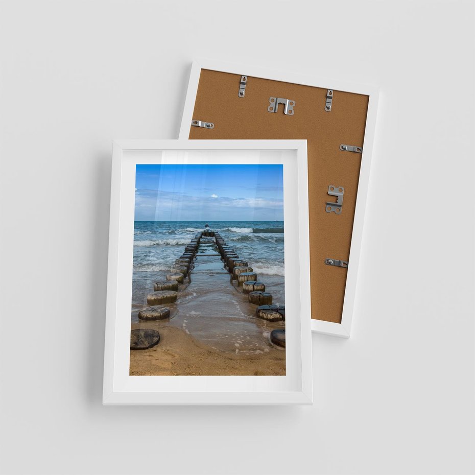 Plakat w ramie 30x40 - Falochron na brzegu morza - falochron, morze - rama biała