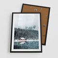 Plakat w ramie 50x70 - Biały Domek - domek w górach, zima - rama czarna