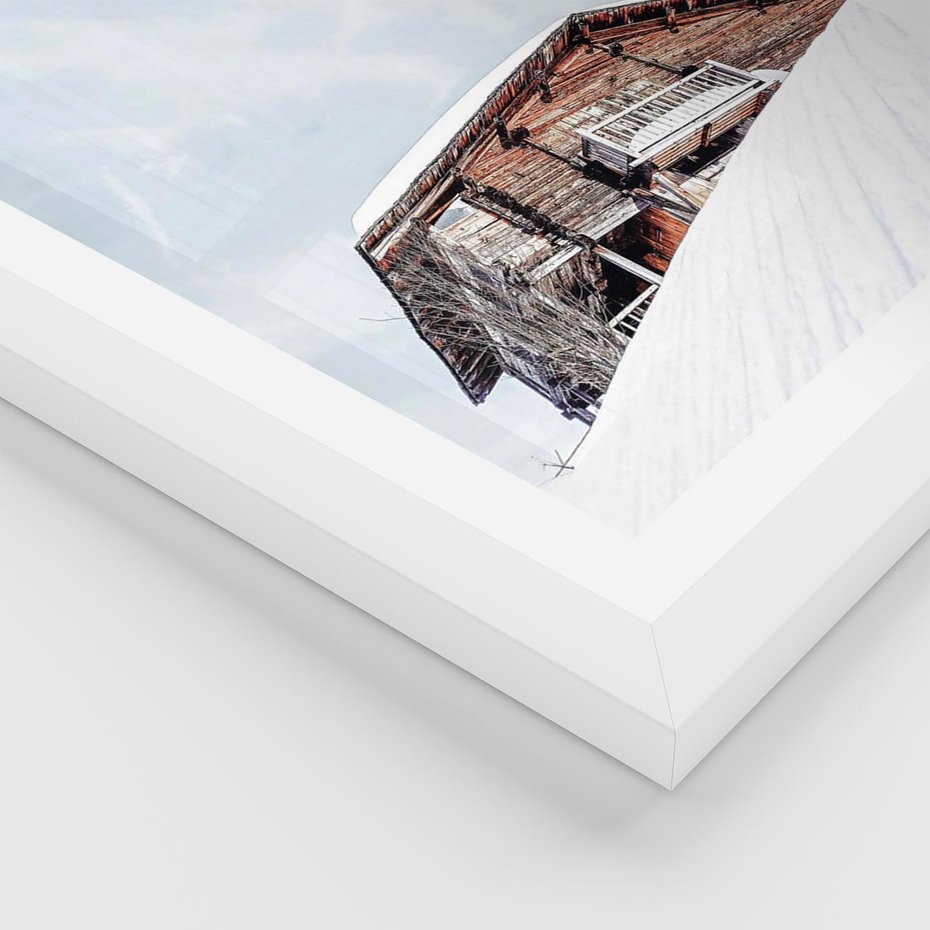 Plakat w ramie 30x40 - Spokój Górskiej Zimy - chatka w górach, domek górski - rama biała