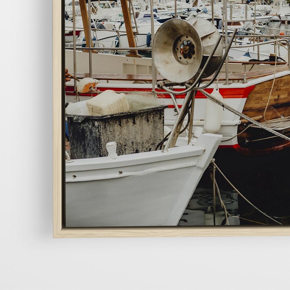 Obraz w ramie 50x50 - Malowniczy Krajobraz Morski - morze, łódki - rama drewno