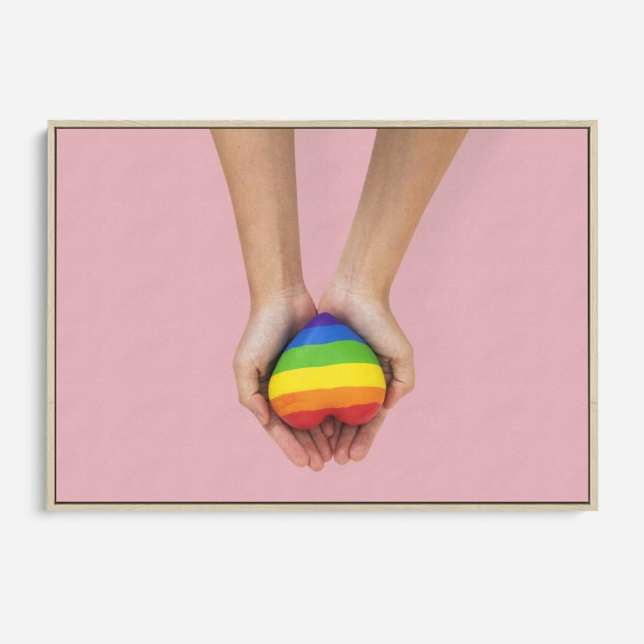 Obraz w ramie 100x70 - Miłość na Dłoniach - zdjęcie, dłonie trzymają ulepione tęczowe serce - rama drewno