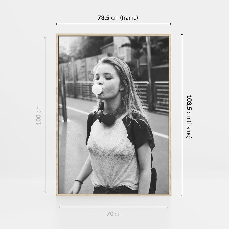 Obraz w ramie 70x100 - Letnia Młodość - nowoczesna fotografia, czarno biała - rama drewno