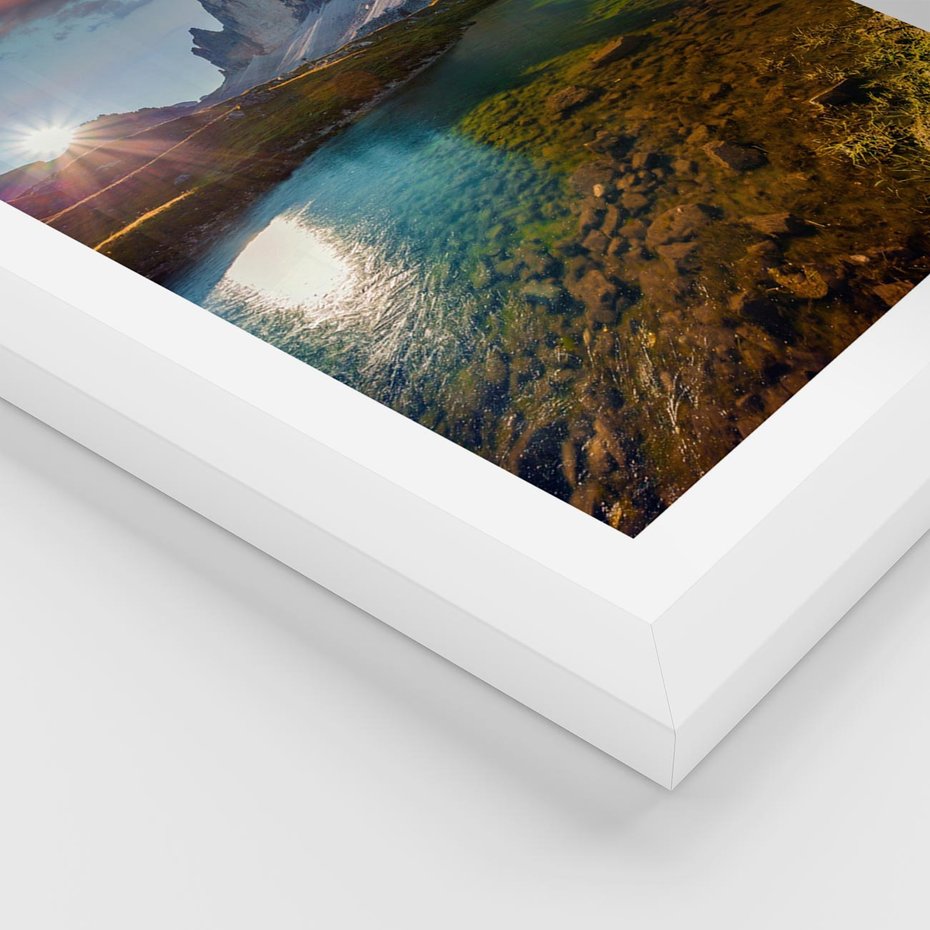 Plakat w ramie 50x70 - Jezioro wśród majestatycznych gór - jezioro, góry - rama biała