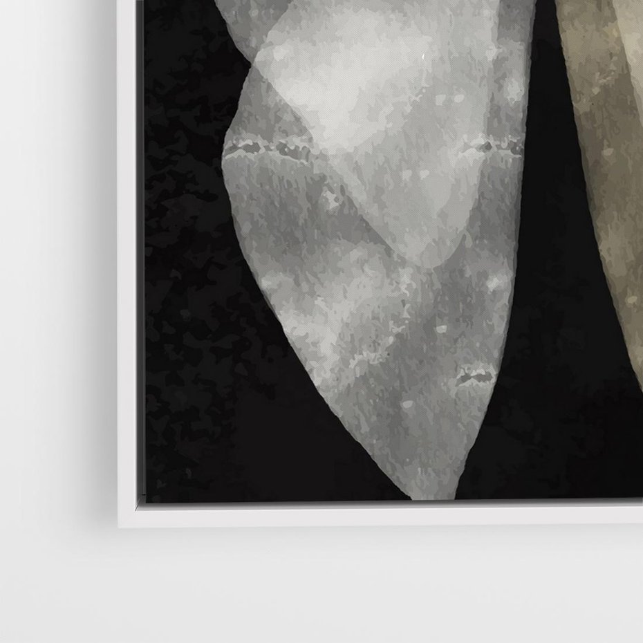 Obraz w ramie 50x50 - Obce Powidoki - abstrakcyjna ćma, mroczna atmosfera - rama biała