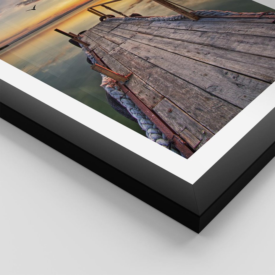 Plakat w ramie 40x50 - Spokojny pomost nad jeziorem - pomost, jezioro - rama czarna