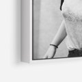 Obraz w ramie 50x70 - Letnia Młodość - nowoczesna fotografia, czarno biała - rama biała